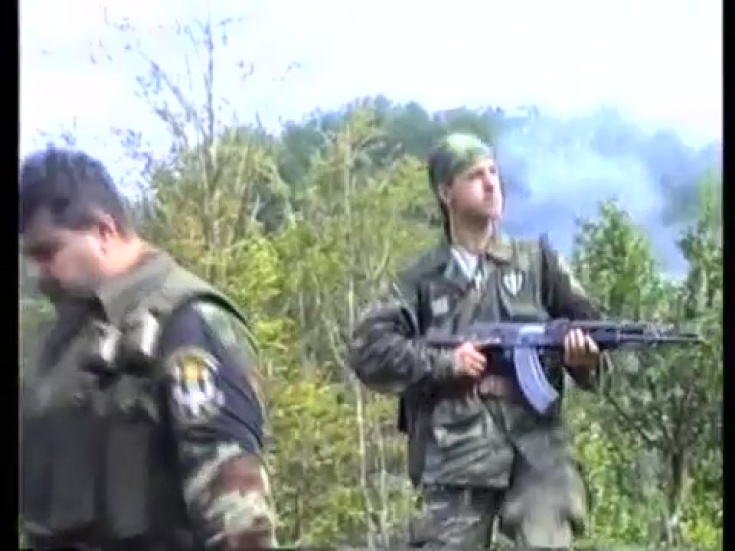 Ημέρες των θηριωδιών, 13 Ιουλίου 1995, Σρεμπρένιτσα, Βοσνία. Τα πυρομαχικά στις εξαρτύσεις και τους γεμιστήρες έτοιμους στα καλάσνικοφ. Με τα όπλα γεμάτα και το δάχτυλο στην σκανδάλη, ξεκινάνε μαζί με Σέρβους ένοπλους παραστρατιωτικούς για κυνήγι Μουσουλμάνων, πιθανώς με την μέθοδο της ενέδρας.