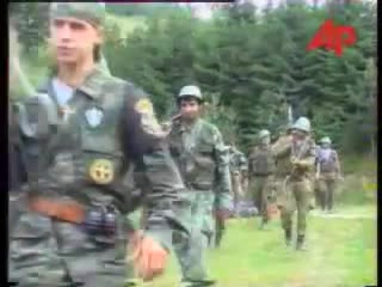 Με τα όπλα γεμάτα και το δάχτυλο στην σκανδάλη, ξεκινάνε μαζί με Σέρβους ένοπλους παραστρατιωτικούς για κυνήγι Μουσουλμάνων, πιθανώς με την μέθοδο της ενέδρας. Ημέρες των θηριωδιών, 13 Ιουλίου 1995, Σρεμπρένιτσα, Βοσνία.