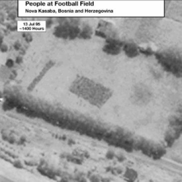 Μια συγκλονιστική δορυφορική φωτογραφία από το ποδοσφαιρικό γήπεδο στη Nova Kasaba, ακριβώς στις 14.00 της 13ης Ιουλίου 1995. Το πυκνό ορθογώνιο στη μέση της εικόνας δείχνει τους εκατοντάδες κρατούμενους να στοιβάζονται ενώ περιμένουν να εκτελεστούν. Στην ευρύτερη περιοχή, ακόμα ανακαλύπτονται μαζικοί τάφοι, αφού οι Σέρβοι ξέθαβαν τα πτώματα και τα έθαβαν ξανά αλλού, μακριά, μέχρι και στο Βελιγράδι βρέθηκαν υπολείμματα πτωμάτων από θύματα της Σρεμπρένιτσα. Εδώ σταμάτησαν οι Ελληνες της ΕΕΦ, συνοδεύοντας στις μετακινήσεις του τον διοικητή τους Ζβόνκο Μπάγιαγκιτς, και εδώ έπαιρναν φωτογραφίες, τις ίδιες στιγμές, σύμφωνα με τα στοιχεία που κατατέθηκαν στο ΔΠΔΧΓ, κατά τις οποίες αιχμάλωτοι Βόσνιοι Μουσουλμάνοι, γονατισμένοι και με δεμένα τα χέρια στην πλάτη, περίμεναν να εκτελεστούν. Θα τους ρωτήσει ποτέ κανένας τι ακριβώς συνέβη στο σφαγείο αυτό;;;
