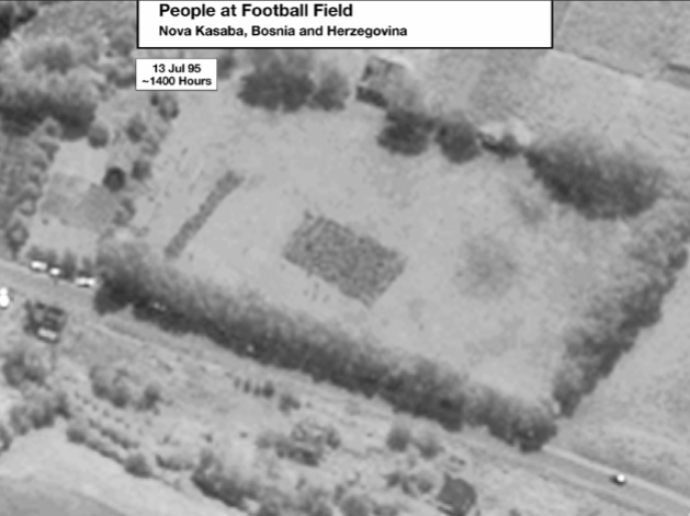 Μια συγκλονιστική δορυφορική φωτογραφία από το ποδοσφαιρικό γήπεδο στη Nova Kasaba, ακριβώς στις 14.00 της 13ης Ιουλίου 1995. Το πυκνό ορθογώνιο στη μέση της εικόνας δείχνει τους εκατοντάδες κρατούμενους να στοιβάζονται ενώ περιμένουν να εκτελεστούν. Στην ευρύτερη περιοχή, ακόμα ανακαλύπτονται μαζικοί τάφοι, αφού οι Σέρβοι ξέθαβαν τα πτώματα και τα έθαβαν ξανά αλλού, μακριά, μέχρι και στο Βελιγράδι βρέθηκαν υπολείμματα πτωμάτων από θύματα της Σρεμπρένιτσα. Εδώ σταμάτησαν οι Ελληνες της ΕΕΦ, συνοδεύοντας στις μετακινήσεις του τον διοικητή τους Ζβόνκο Μπάγιαγκιτς, και εδώ έπαιρναν φωτογραφίες, τις ίδιες στιγμές, σύμφωνα με τα στοιχεία που κατατέθηκαν στο ΔΠΔΧΓ, κατά τις οποίες αιχμάλωτοι Βόσνιοι Μουσουλμάνοι, γονατισμένοι και με δεμένα τα χέρια στην πλάτη, περίμεναν να εκτελεστούν. Θα τους ρωτήσει ποτέ κανένας τι ακριβώς συνέβη στο σφαγείο αυτό;;;