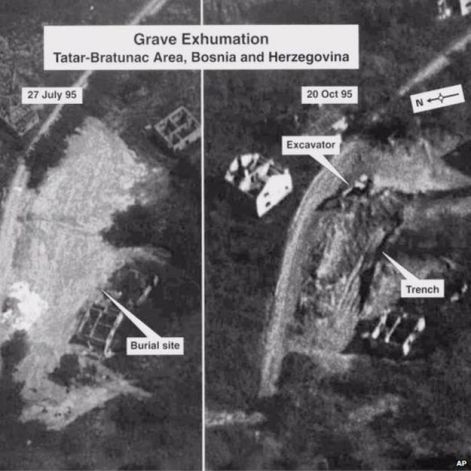 Περιοχή Bratunac, Σρεμπρένιτσα Βοσνίας. Μαζικοί τάφοι. Φωτογραφία από δορυφόρο, από τις δικογραφίες του International Criminal Tribunal at the Hague. Σε όλη την κοιλάδα βρίσκονταν διάσπαρτα προσωπικά αντικείμενα και απομεινάρια ρούχων [Σ.Σ.: των αιχμαλώτων και των άοπλων Βόσνιων]. Δεν υπήρχαν πτώματα· προφανώς τα όρνεα θα είχαν εξαφανίσει τυχόν ανθρώπινα υπολείμματα, από τότε», δήλωσε ο Jamie Adam, από το Κέντρο για δράση εναντίον των Ναρκών των Ηνωμένων Εθνών για τη Βοσνία-Ερζεγοβίνη (UN Mine Action Centre for Bosnia-Hercegovina). Από εδώ είχαν περάσει και οι Ελληνες εθελοντές με τον διοικητή τους Ζβόνκο Μπάγιαγκιτς, και τραβούσαν φωτογραφίες, ακριβώς εκείνες τις ώρες της 13ης Ιουλίου 1995.