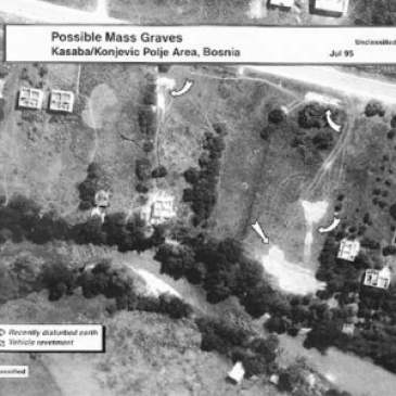 Σε αυτό το σημείο της Βοσνίας, στην περιοχή Nova Kasaba της Σρεμπρένιτσα, όπου ανακαλύπτονται ακόμα μαζικοί τάφοι, βρέθηκαν μαζί με τον διοικητή τους Ζβόνκο Μπάγιαγκιτς, και τραβούσαν φωτογραφίες οι Ελληνες εθελοντές, ακριβώς εκείνες τις ώρες της 13ης Ιουλίου 1995.