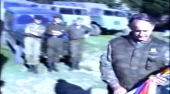 Οκτώβριος 1995, τελετή στο στρατόπεδο στη Vlasenica. Ο στρατηγός Radislav Krstic δίνει τη σημαία -και καινούργια όπλα- στο 10ο Απόσπασμα Σαμποτάζ (10 Diverzantski Odred, 10th Sabotage Detachment) των ψυχρών εκτελεστών Milorad 'Miso' Pelemis, Franc Kos και Stanko Kojic. Πίσω δεξιά, ακουμπισμένοι στο όχημα, ο Ζβόνκο Μπάγιαγκιτς και άλλοι δύο που θα μπορούσαν να είναι από την ΕΕΦ. Διόλου απίθανο ανάμεσα στους τιμώμενους σφαγείς να βρίσκεται και το μέλος της ΕΕΦ Αγγελος Λάτσιος, το μοναδικό Ελληνόπουλο που το όνομά του φιγουράρει στις λίστες με τα ονόματα των μελών του μισθοφορικού 10ου Αποσπάσματος Σαμποτάζ (πέντε μάρκα το κεφάλι), δηλαδή των πιο απάνθρωπων και αιμοσταγών εκτελεστών και εγκληματιών πολέμου.