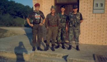 Βλασένιτσα, Βοσνία, 1995. Διακρίνονται οι Σπουργίτης Ελευθέριος, Ζβόνκο Μπάγιαγκιτς, Βασιλειάδης Τρύφωνας και Μήτκος Αντώνης.