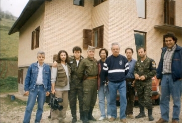 Βλασένιτσα, Βοσνία, 1995. Διακρίνονται οι Kαλτσούνης Κωνσταντίνος, Φλορίν Αννα, Ζαβιτσάνος Δημήτρης, ένας κάμεραμαν και άλλοι. Προφανώς πρόκειται για επίσκεψη τηλεοπτικού συνεργείου, η χαρά του ςθελοντή: Δημοσιότητα. Αυτό ακριβώς που τους προσφέρουμε κι εμείς εδώ, και μάλιστα 20 χρόνια μετά, όταν διαβιούν παντελώς ξεχασμένοι και λησμονημένοι από όλους. Οι 'ήρωες'.