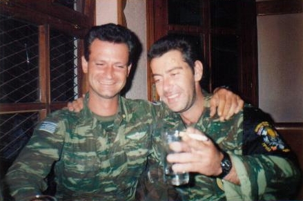 Ως συνήθως διασκεδάζουν και πίνουν μπύρες, ο Σχιζάς Βασίλης και ο μανιακός με τις πουλάδες. Βλασένιτσα, Βοσνία, 1995.