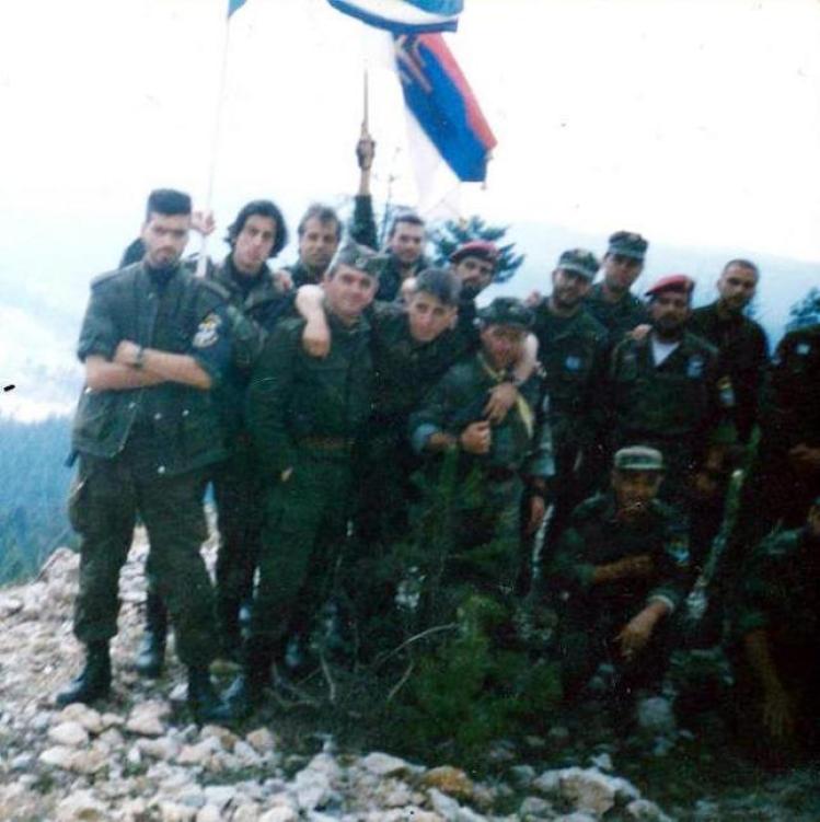 Βλασένιτσα Βοσνίας, 1995, άνδρες της ΕΕΦ με τον Σερβοβόσνιο διοικητή τους. Διακρίνονται τα μέλη της Χρυσής Αυγής ΜΜ, Μπέλμπας Απόστολος και Κουσουμβρής Σωκράτης και οι Σπουργίτης Ελευθέριος, Κώστας, Λάτσιος Αγγελος του 10ου Αποσπάσματος Σαμποτάζ, Ζαβιτσάνος Δημήτριος (αρχιλοχίας της ΕΕΦ), Δημητρίου Χρήστος και άλλοι.