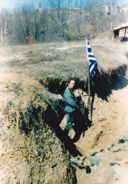 Βοσνία, 1995. Διακρίνεται ο Ελληνας εθελοντής της ΕΕΦ Νικολαΐδης Νίκος σε χαράκωμα.