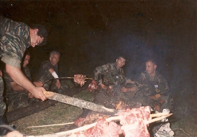 Ο διοικητής της ΕΕΦ Μήτκος κι άλλοι οπλίτες της ΕΕΦ απολαμβάνουν κοψίδια στη σούβλα. Βλασένιτσα, Βοσνία, 1995.