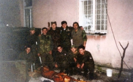 Ο διοικητής της ΕΕΦ Μήτκος κι άλλοι οπλίτες της ΕΕΦ και Σέρβοι απολαμβάνουν κοψίδια στη σούβλα. Βλασένιτσα, Βοσνία, 1995.