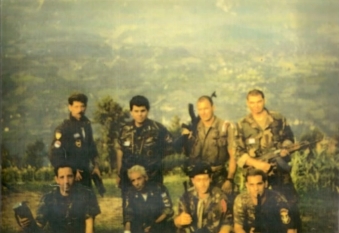 Βοσνία, 1995. Διακρίνονται οι Φλορίν Αννα, Μήτκος Αντώνης, Δημητρίου Χρήστος, Λάτσιος Αγγελος του 10ου Αποσπάσματος Σαμποτάζ, Kαλτσούνης Κωνσταντίνος και άλλοι.