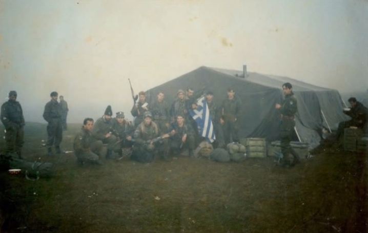 Βοσνία, 1995. Διακρίνονται 14 Ελληνες της ΕΕΦ σε σκηνή με μια σημαία.