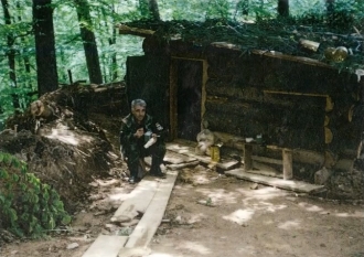 Βοσνία, 1995. Διακρίνεται ο Δημητρίου Χρήστος σε φυλάκιο-καλύβα.