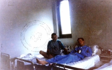 Βοσνία, 1995. Διακρίνονται δύο τραυματίες σε νοσοκομείο στο Milici.