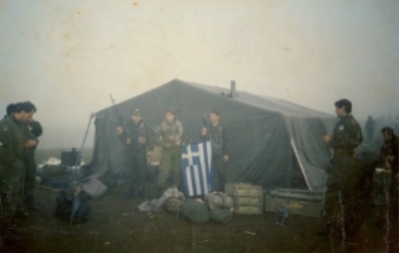 Βοσνία, 1995. Διακρίνονται σε σκηνή με μια σημαία οι Μήτκος Αντώνης, Βασιλειάδης Τρύφωνας και άλλοι Ελληνες της ΕΕΦ.