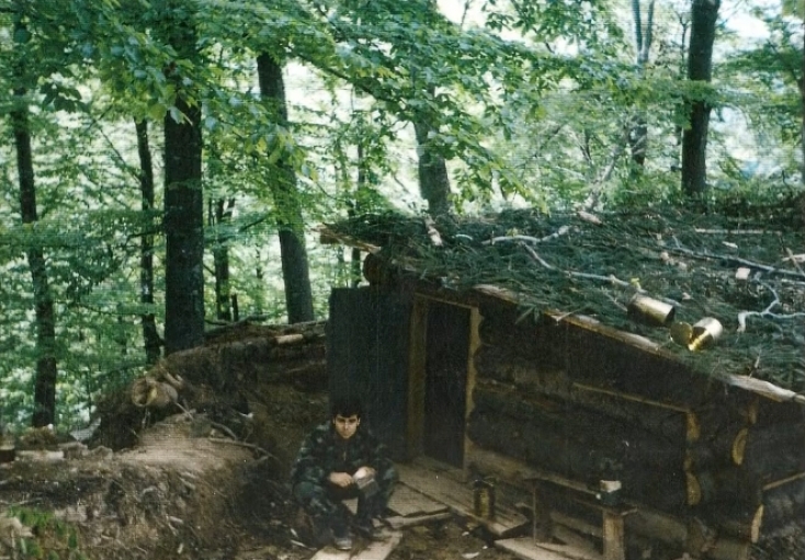Βοσνία, 1995. Διακρίνεται ο Μήτκος Αντώνης σε φυλάκιο-καλύβα.