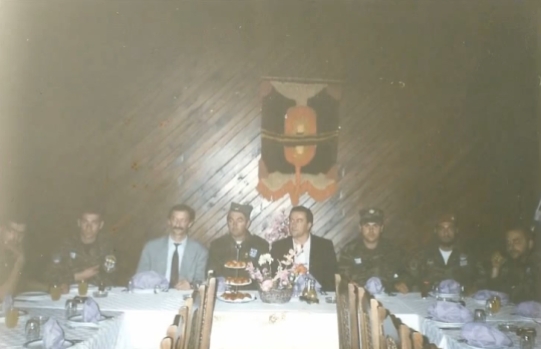 Επίσημο γεύμα προς τιμήν της ΕΕΦ σε ανώτατο επίπεδο: Δύο Σέρβοι αξιωματούχοι, Βασιλειάδης, Μπάγιαγκιτς, Μήτκος, Ζαβιτσάνος, Κουσουμβρής Σωκράτης και άλλοι. Βλασένιτσα, Βοσνία, 1995.