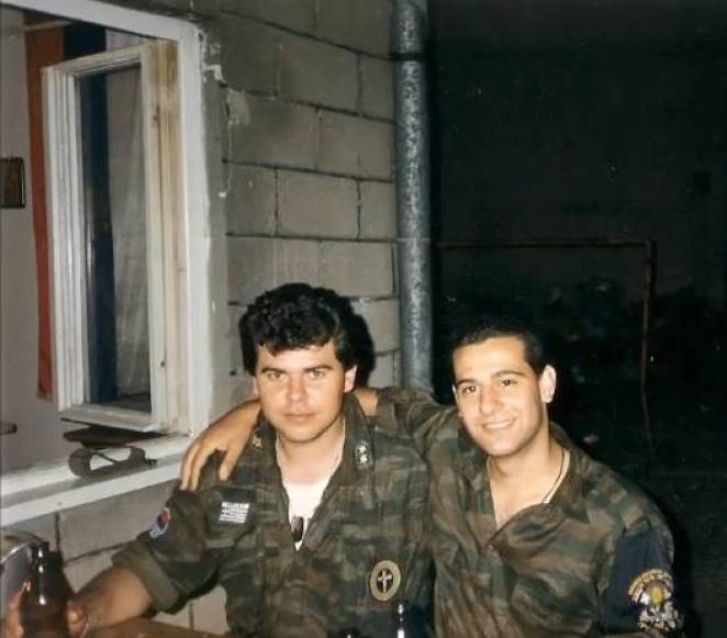 Ο διοικητής της ΕΕΦ Μήτκος κι ένας οπλίτης της ΕΕΦ πίνουν μπύρες. Βλασένιτσα, Βοσνία, 1995.