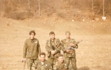 Βοσνία, 1995. Διακρίνεται το μέλος της Χρυσής Αυγής ΜΜ και οι Μήτκος Αντώνης, Βασιλειάδης Τρύφωνας, Λάτσιος Αγγελος του 10ου Αποσπάσματος Σαμποτάζ.