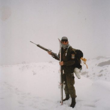 Στο χιόνι, με στολή αλπινιστών ή κάτι παρόμοιο καταδρομικό: Ελευθέριος Σπουργίτης, διωγμένο μέλος της ΕΕΦ.