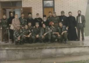 Βλασένιτσα, Βοσνία, 1995. Διακρίνονται οι Κουσουμβρής Σωκράτης της Χρυσής Αυγής, Μουρατίδης Γιώργος, Μήτκος Αντώνης, Ζβόνκο Μπάγιαγκιτς, Δημητρίου Χρήστος, Μπέλμπας Απόστολος της Χρυσής Αυγής, Λάτσιος Αγγελος του 10ου Αποσπάσματος Σαμποτάζ, Μαυρογιαννάκης Μιχάλης της Χρυσής Αυγής, Ζαβιτσάνος Δημήτρης και πολλοί άλλοι, ανάμεσά τους και Σέρβοι παπάδες.