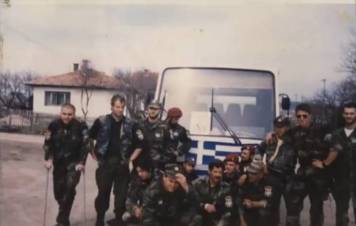 Βλασένιτσα Βοσνίας, 1995, άνδρες της ΕΕΦ με τον Σερβοβόσνιο διοικητή τους. Διακρίνονται τα μέλη της Χρυσής Αυγής Κουσουμβρής Σωκράτης, Μπέλμπας Απόστολος, και ΜΜ, και οι Ζαβιτσάνος Δημήτριος (αρχιλοχίας της ΕΕΦ), Μήτκος Αντώνιος (διοικητής της ΕΕΦ), Φλορίν Αννα (Ελληνορουμάνος), Βασιλειάδης Τρύφων (υποδιοικητής της ΕΕΦ), Δημητρίου Χρήστος, Λάτσιος Αγγελος του 10ου Αποσπάσματος Σαμποτάζ, Σπουργίτης Ελευθέριος και άλλοι.