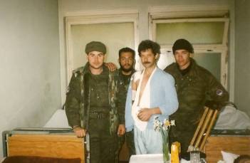 Βοσνία, 1995, ο Eλληνορουμάνος της ΕΕΦ Φλορίν (ή Φρορίν) Αννα, με τις πιτζάμες στο νοσοκομείο. Μαζί του οι Μήτκος Αντώνης, Ζαβιτσάνος Δημήτρης και Βασιλειάδης Τρύφων.