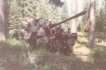 Βοσνία, 1995. Διακρίνονται επάνω σε άρμα μάχης οι Ζαβιτσάνος Δημήτρης, Δημητρίου Χρήστος, Kαλτσούνης Κωνσταντίνος και άλλοι.
