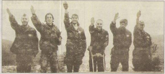 Ανοιξη του 1995: Η κλασική φωτογραφία στην περιοχή Βλασένιτσα, με τη χρυσαυγίτικη αφρόκρεμα της Ελληνικής Εθελοντικής Φρουράς ΕΕΦ. Εικονίζονται σε αρχαιοελληνικό (και καθόλου ναζιστικό) χαιρετισμό πρώην και νυν μέλη της Χρυσής Αυγής: Μπέλμπας Απόστολος, Μαυρογιαννάκης Μιχάλης, Σωκράτης Κουσουμβρής (με τις πατερίτσες), ο Κώστας και άλλοι δύο.
