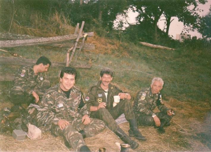 Βοσνία, 1995. Διακρίνονται καθιστοί στο χώμα οι Μήτκος Αντώνης, Φλορίν Αννα, Δημητρίου Χρήστος.