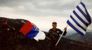 Βοσνία, 1995. Ο μεγαλύτερος σε ηλικία εθελοντής, από το Αιγάλεω, 57 ετών τότε, με παιδιά κι εγγόνια.