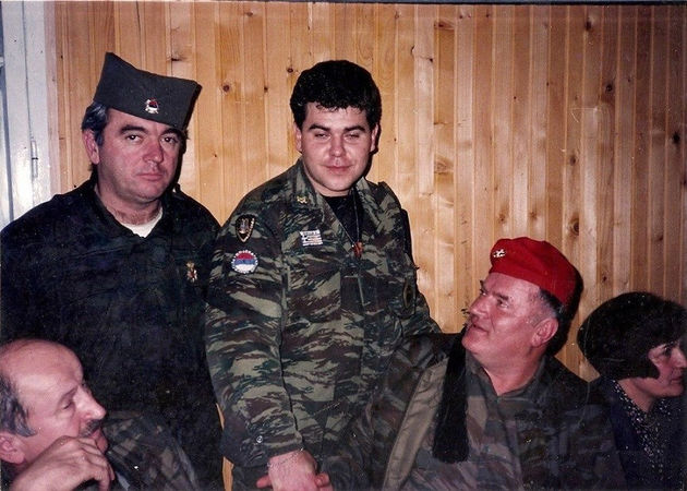Πρωτοχρονιά 1996. Ο Μήτκος και ο στρατηγός Μλάντιτς με ελληνικό φέσι