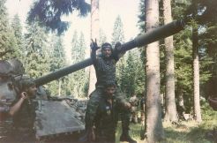 Βοσνία, 1995. Διακρίνονται να παίζουν επάνω σε άρμα μάχης οι Ζαβιτσιάνος Δημήτρης, Αννα Φλορίν κά.