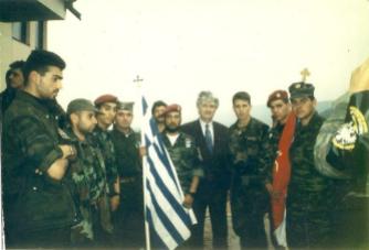 Πάσχα με τον Κάρατζιτς. Απρίλιος 1994, Πάλε, στην έδρα των Κάρατζιτς και Κράιζνικ. Ο Ράντοβαν Κάρατζιτς παρασημοφορεί Ελληνες εθελοντές