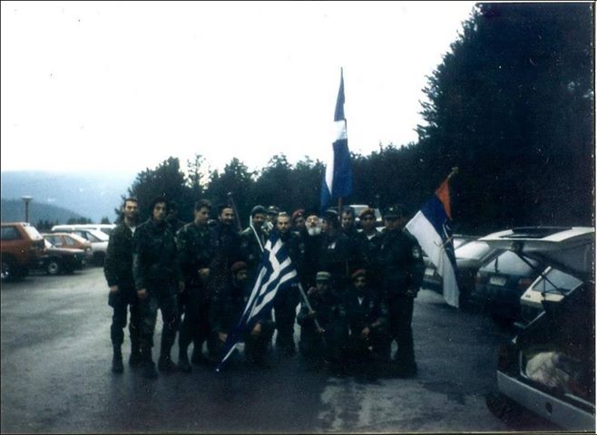 Βλασένιτσα Βοσνίας, 1995, άνδρες της ΕΕΦ με τον Σερβοβόσνιο διοικητή τους και έναν παπά. Διακρίνονται τα μέλη της Χρυσής Αυγής Κουσουμβρής Σωκράτης, Μπέλμπας Απόστολος, και ΜΜ, και οι Ζαβιτσάνος Δημήτριος (αρχιλοχίας της ΕΕΦ), Μήτκος Αντώνιος (διοικητής της ΕΕΦ), Φλορίν Αννα (Ελληνορουμάνος), Δημητρίου Χρήστος, Σπουργίτης Ελευθέριος και άλλοι.