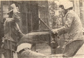 1976-05-25 - Μεγάλη απεργία για Νόμο Λάσκαρη Νόμος 330 Θάνατος Αναστασία Τσιβίκα-05 Διπλό ξύλο από ΜΑΤ - syllipsi