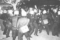 1980-11-16 Αθήνα Ανθοπωλεία - ΜΑΤ εμποδίζουν διαδηλωτές και εμποδίζουν την πορεία να πάει στην Πρεσβεία των ΗΠΑ