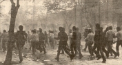 1980-11-17-Πολυτεχνείο Στουρνάρα - ΚΝΑΤ κατεβαίνουν οπλισμένα-02 - 17-11-80 stournari