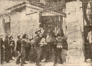 1980-11-17-Πολυτεχνείο Στουρνάρα - ΚΝΑΤ κατεβαίνουν οπλισμένα-04 - 17-11-80 3politexnio