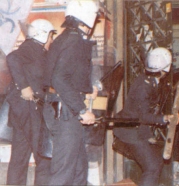 1985-03-20 - Νομική Φοιτητικές εκλογές Εισβολή ΜΑΤ καταδιώκοντας αναρχικούς που έκαιγαν αφίσες στη Σόλωνος-03 - MAT3