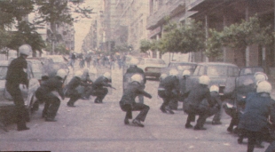 1985-05-09 - Χημείο Πρώτη κατάληψη μετά την απαγόρευση συγκέντρωσης διαμαρτυρίας στην πλατεία για επιχειρήσεις αρετής-14 - MAT