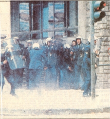 1985-05-09 - Χημείο Πρώτη κατάληψη μετά την απαγόρευση συγκέντρωσης διαμαρτυρίας στην πλατεία για επιχειρήσεις αρετής-15 - mat2