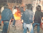 1985-05-09 - Χημείο Πρώτη κατάληψη μετά την απαγόρευση συγκέντρωσης διαμαρτυρίας στην πλατεία για επιχειρήσεις αρετής-17 - ksylo aneleito
