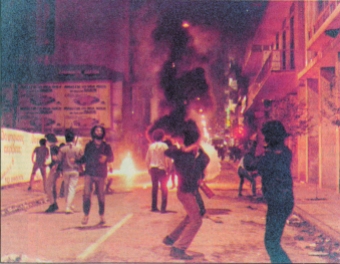 1985-05-09 - Χημείο Πρώτη κατάληψη μετά την απαγόρευση συγκέντρωσης διαμαρτυρίας στην πλατεία για επιχειρήσεις αρετής-09 - molotov3