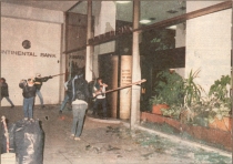 1985-11-17+18 - Χημείο Δεύτερη κατάληψη για φόνο Καλτεζά + Επέμβαση ΜΑΤ-11 - trapeza6
