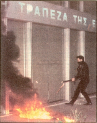 1985-11-17+18 - Χημείο Δεύτερη κατάληψη για φόνο Καλτεζά + Επέμβαση ΜΑΤ-14 - trapeza3