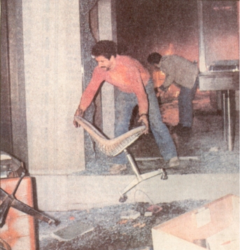 1985-11-17+18 - Χημείο Δεύτερη κατάληψη για φόνο Καλτεζά + Επέμβαση ΜΑΤ-39 - katastrofes3
