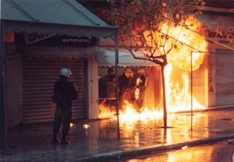 1994-12-ΔΕΚ - Οδομαχίες Κέντρο-05 - molotov2