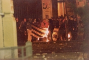 1995-11-17 - Πολυτεχνείο + Κάψιμο σημαίας-06 - flegomeni simaia