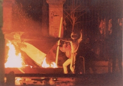 1995-11-17 - Πολυτεχνείο + Κάψιμο σημαίας-07 - flegomeni simaia2